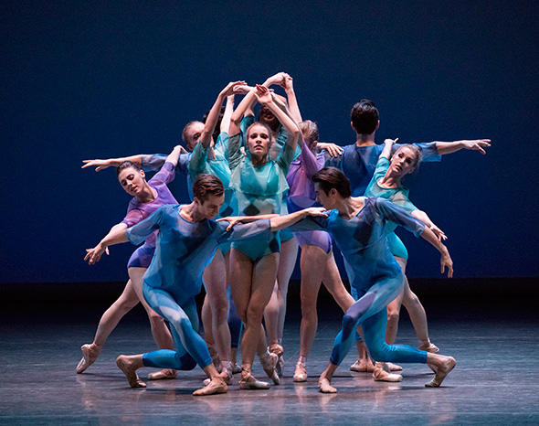 Lauren King and Company in Peter Walker's dance odyssey　Photo by Paul Kolnik