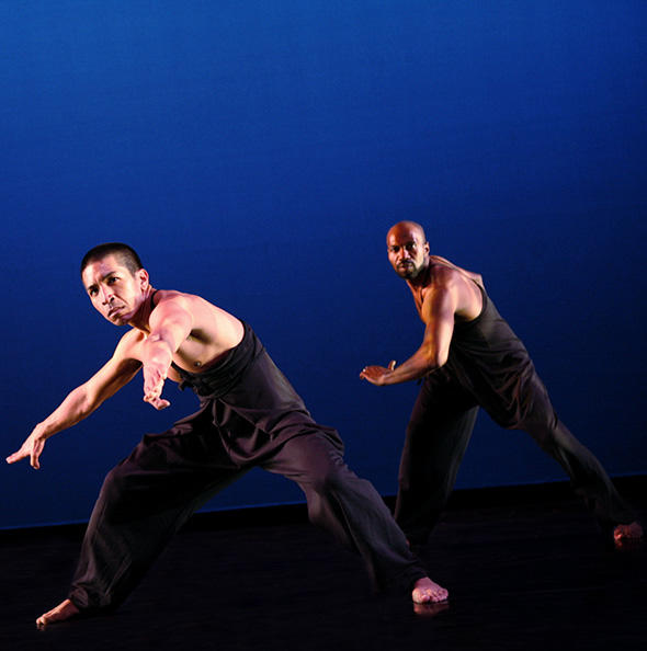 Arcell Cabuag and Ronald K. Brown in Exotica.  Photo © Julieta Cervantes ※写真は記事の公演のものではありません