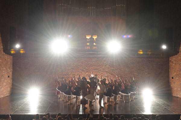 カンパニーでこぼこ「Ballet&Organ」 『ライモンダ』（夜公演） 撮影：テス大阪