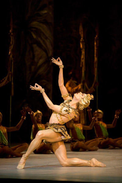 パリ国立オペラ座バレエ団『ラ・バヤデール』 2幕より、黄金の像のヴァリアシヨンを踊るマティアス・エイマン Photo Sébastien Mathé