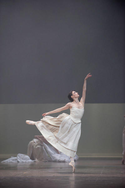 『ドガの踊り子』クレール＝マリ・オスタ (C) Julien Benhamou/Opéra national de Paris