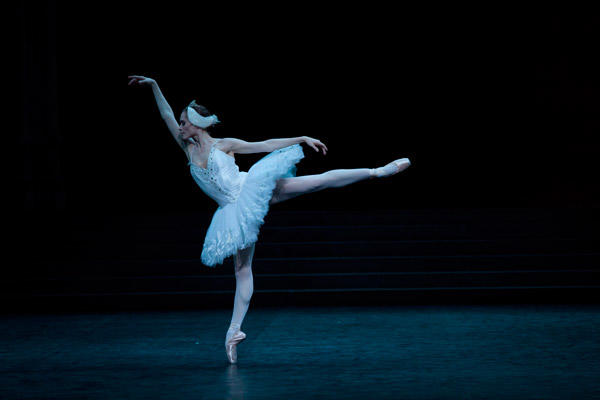 パリ・オペラ座バレエ団『白鳥の湖』 エミリー・コゼット (C)Anne Deniau/Opéra national de Paris　
