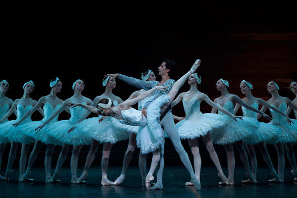 パリ・オペラ座バレエ団『白鳥の湖』 ジョゼ・マルティネズ　アニエス・ルテステュ (C)Anne Deniau/Opéra national de Paris