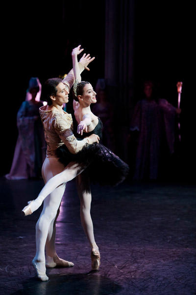 パリ・オペラ座バレエ団『白鳥の湖』 パリエロとデュケンヌ (C)Agathe Poupeney/Opéra national de Paris　