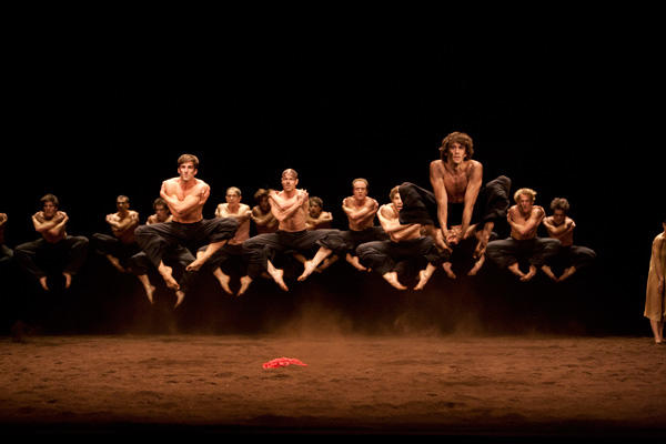 「春の祭典」 (C)Sebastien Mathé/Opéra national de Paris