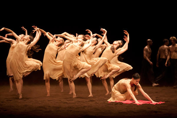 「春の祭典」 (C)Sebastien Mathé/Opéra national de Paris