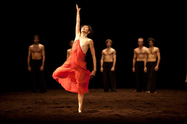 「春の祭典」 (C)Sebastien Mathé/Opéra national de Paris