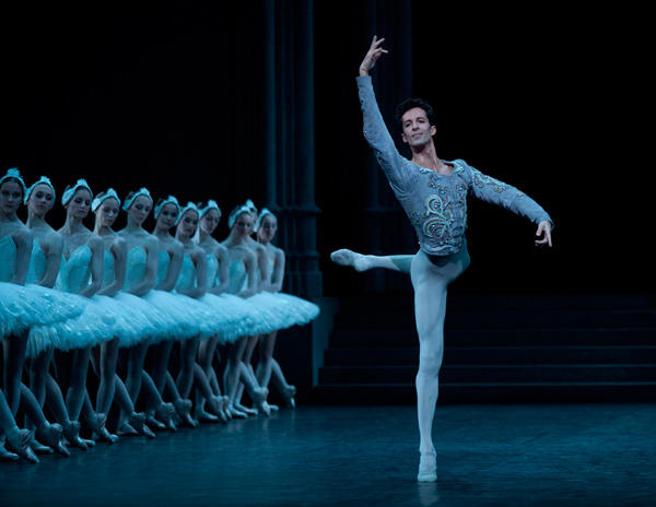 『白鳥の湖』 Photo Annne Deniau/Opéra national de Paris