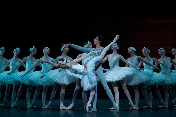 『白鳥の湖』アニエス・ルテステュと Photo Annne Deniau/Opéra national de Paris