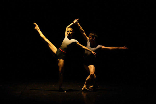 「メランコリア・スプレニカ」を踊る シャルロット・ランソン（左）とマキシム・トマ Photo Gala Reverdy／OPERA NATIONAL DE PARIS