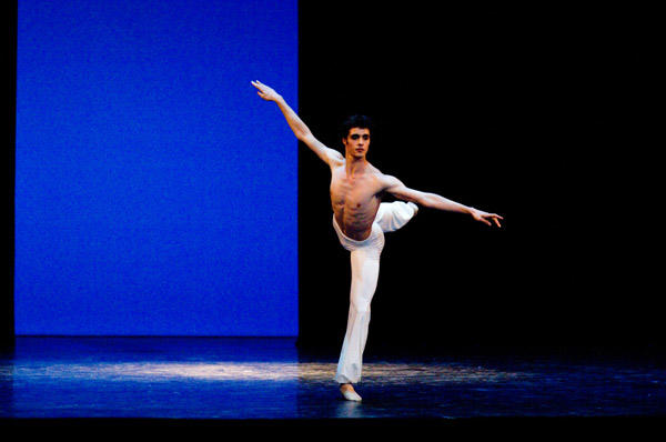 2010年学校公演「ギリシャの踊り」 Photo David Elofer/ OPERA NATIONAL DE PARIS