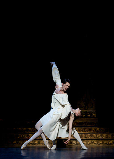 『ロメオとジュリエット』 レティシア・プジョル　マチュー・ガニオ (C)Julien Benhamou/Opéra national de Paris