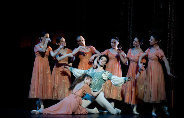 『ロメオとジュリエット』 (C)Julien Benhamou/Opéra national de Paris
