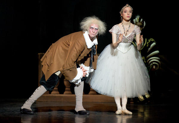 オペラ座バレエ学校公演『コッペリア』 マリー・ヴァルレ（スワニルダ）、ナタン・ブージ（コッペリウス） (C)David Elofer/Opéra national de Paris ※写真は鑑賞日のものではありません