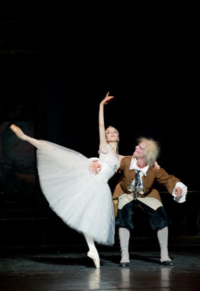 オペラ座バレエ学校公演『コッペリア』 マリー・ヴァルレ（スワニルダ）、ナタン・ブージ（コッペリウス） (C)David Elofer/Opéra national de Paris ※写真は鑑賞日のものではありません