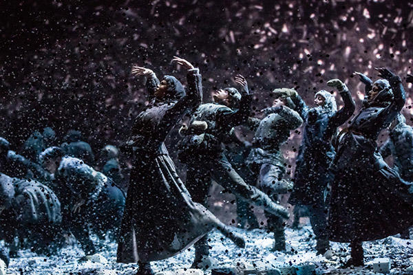 『くるみ割り人形』雪片のワルツ / シディ・シェルビ・シェルカウイ振り付け photo Julien Benhamou/ Opéra national de Paris