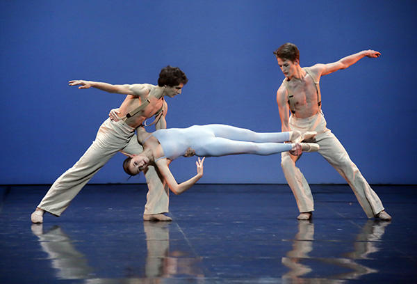 オペラ座バレエ学校の公演　2014年「ヨンダリング」（右） photo Francette Levieux/ Opéra national de Paris