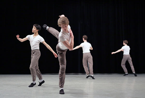 パリ・オペラ座バレエ学校ガラ　2013年「今から」のリハーサル写真 photo　Francette Levieux/ Opéra national de Paris