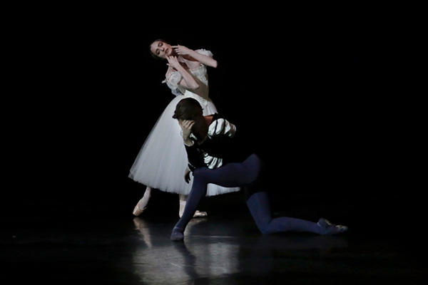パリ・オペラ座バレエ団『ジゼル』ジルベール、ムンタギロフ (C) Opéra national de Paris / Svetlana Loboff