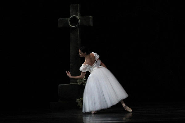 パリ・オペラ座バレエ団『ジゼル』アマンディーヌ・アルビッソン (C) Opéra national de Paris / Svetlana Loboff