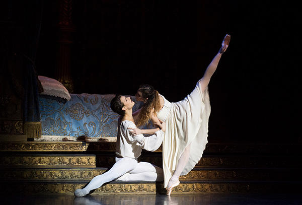 『ロミオとジュリエット』ユーゴ・マルシャンと　photos Julien Benhamou / Opéra national de Paris