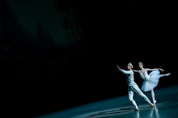 『ラ・バヤデール』ユーゴ・マルシャンと　photo Little Shao/Opéra national de Paris