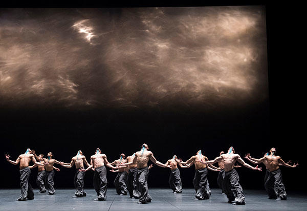 『ザ・シーズンズ・カノン』 (C) Julien Benhamou/ Opéra national de Paris