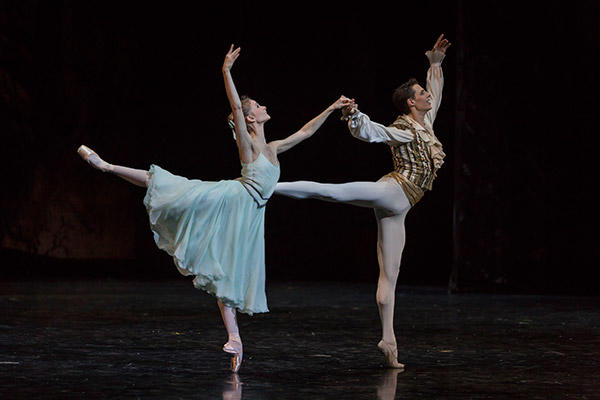 『くるみ割り人形』　photo Sébastien Mathé/ Opéra national de Paris