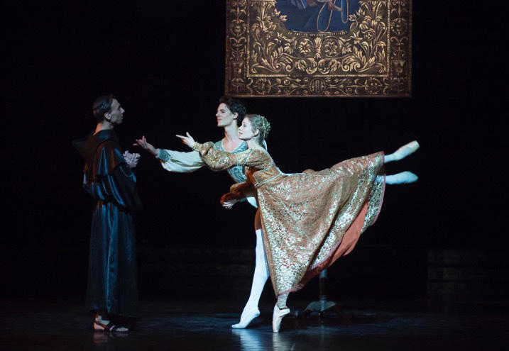 『ロメオとジュリエット』photo Julien Benhamou/ Opéra national de Paris