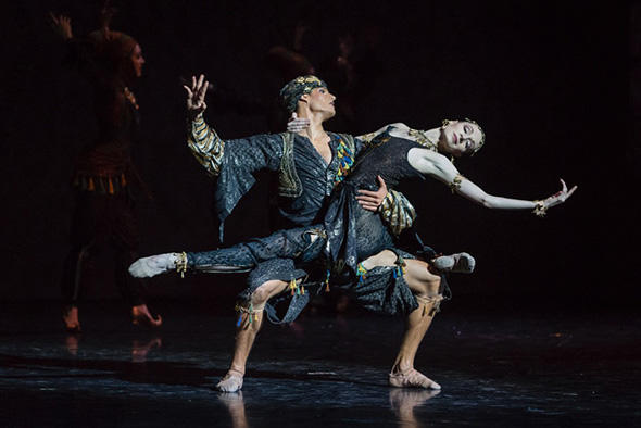 くるみ割り人形』アラビアの踊り　photo Sébastien Mathé/ Opéra national de Paris