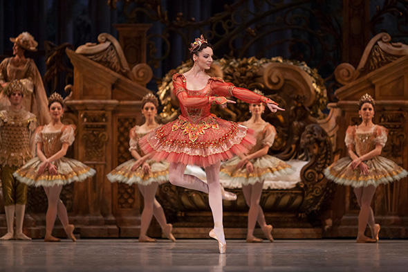 『眠れる森の美女』photo Sébastien Mathé/ Opéra national de Paris