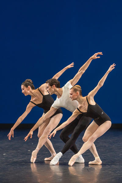 「アゴン」 photo Sébastien Mathé/ Opéra national de Paris