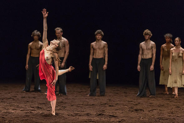 「春の祭典」　photo Sébastien Mathé/ Opéra national de Paris