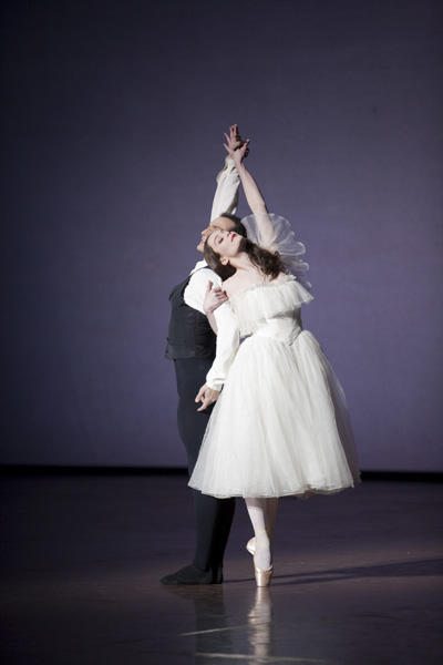 パリ国立オペラ座バレエ団『椿姫』 デュポン、ブベニチェク (C)Sébastien Mathé/Opéra national de Paris