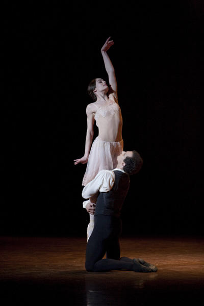 パリ国立オペラ座バレエ団『椿姫』 デュポン、ブベニチェク (C)Sébastien Mathé/Opéra national de Paris