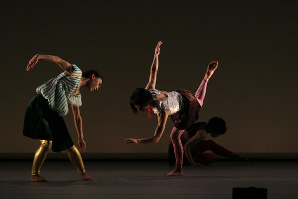 珍しいキノコ舞踊団「私が踊るとき」　写真：片岡陽太