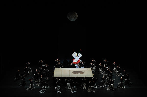 「日本舞踊×オーケストラ－伝統の競演－」　『ボレロ』(c)青柳聡　写真提供：東京文化会館