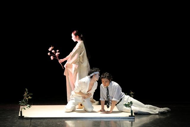 東京バレエ団「ザ・カブキ」　柄本弾（由良之助）、奈良春夏（顔世御前）、梅澤紘貴（塩冶判官）　Photo：Kiyonori Hasegawa