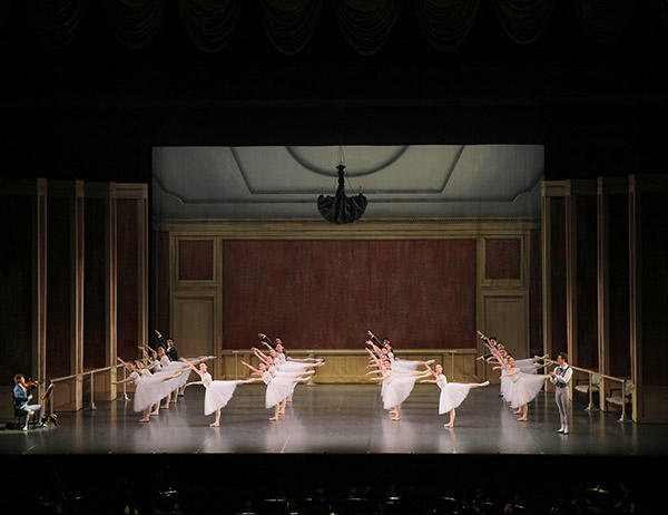 パリ・オペラ座のティボーとデンマーク王立バレエのダンサーを主軸にブルノンヴィル作品を上演