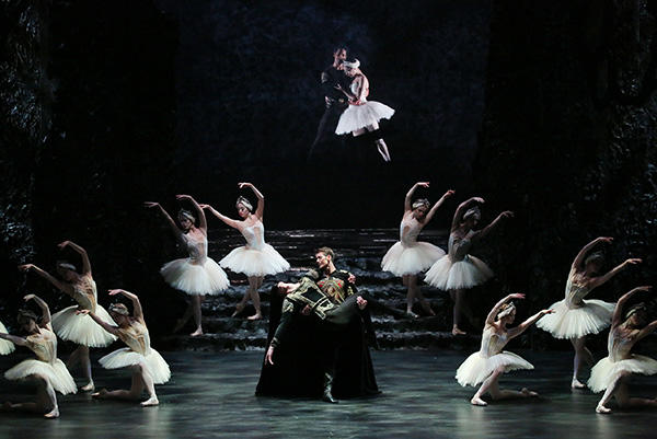 英国バーミンガム・バレエ団『白鳥の湖』　撮影：長谷川清徳