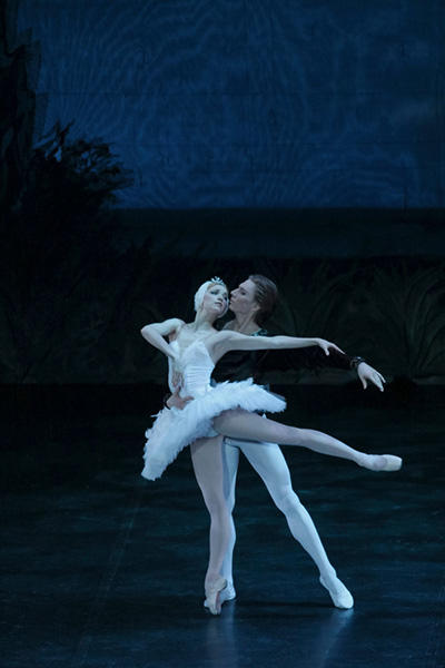 国立モスクワ音楽劇場バレエ団『白鳥の湖』　© Arnold Groeschel