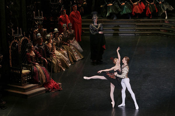 国立モスクワ音楽劇場バレエ団『白鳥の湖』　© Arnold Groeschel