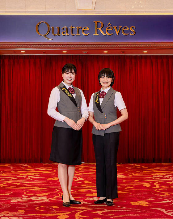 【チャコット】約12年ぶりに全面リニューアルされる 宝塚歌劇オフィシャルショップ「キャトルレーヴ」の店舗制服をデザイン・製作